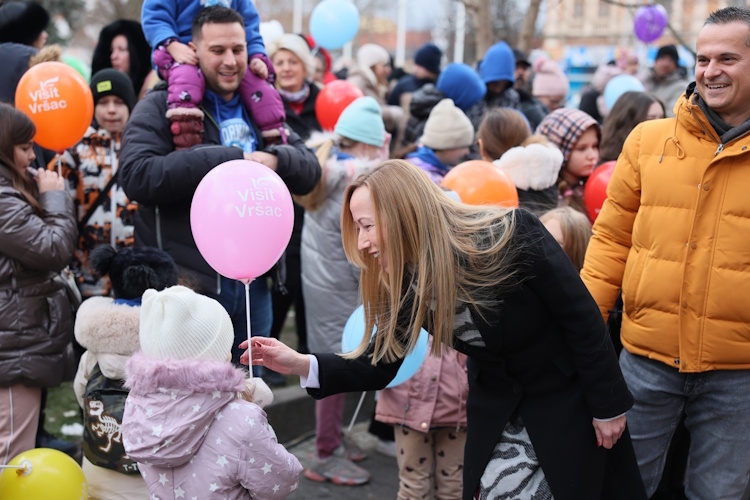 ГРАДОНАЧЕЛНИЦА ВРШЦА, СА ЗИМСКОГ ТРГА ЧЕСТИТАЛА НОВУ ГОДИНУ СВИМ СУГРА...